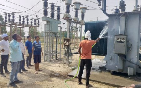 भीषण गर्मी में ट्रांसफार्मर को पानी से किया जा रहा ठंडा,कर्मचारी ट्रांसफार्मर को बचाने में जुटे  राष्ट्रीय प्रसार चन्दौली