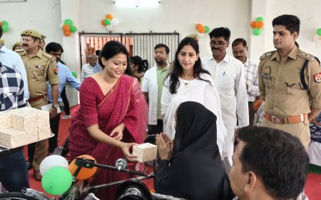 सदर विधायक व डीएम-एसपी ने दीप प्रज्वलित कर कार्यक्रम का किया शुभारंभ   विधायक सदर ने 37 दिव्यांगजनों को 63 कृत्रिम अंग सहायक उपकरण किए वितरित