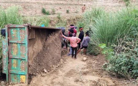 वाजिदपुर के पास बीएसटी बंधे से मिट्टी लदा ट्रैक्टर पलटा, चालक की दर्दनाक मौत