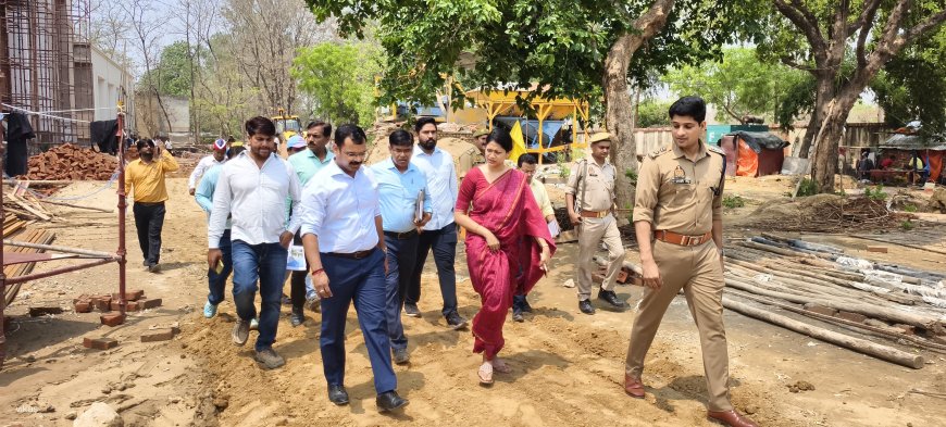 डीएम ने राणा बेनी माधव बख्श सिंह आडिटोरियम के निर्माणाधीन कार्यों का किया निरीक्षण