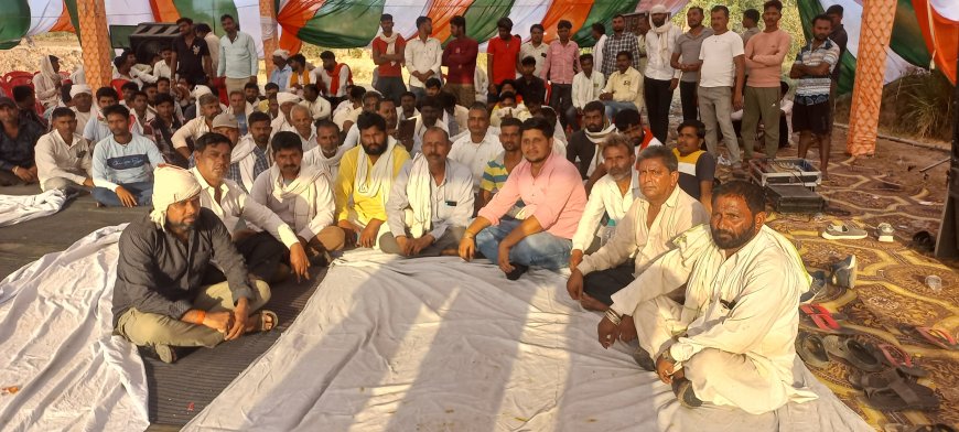 रुदावल। पत्थर के ओवरलोडिंग वाहनों को बंद कराने के लिए लोगों ने दिया धरना