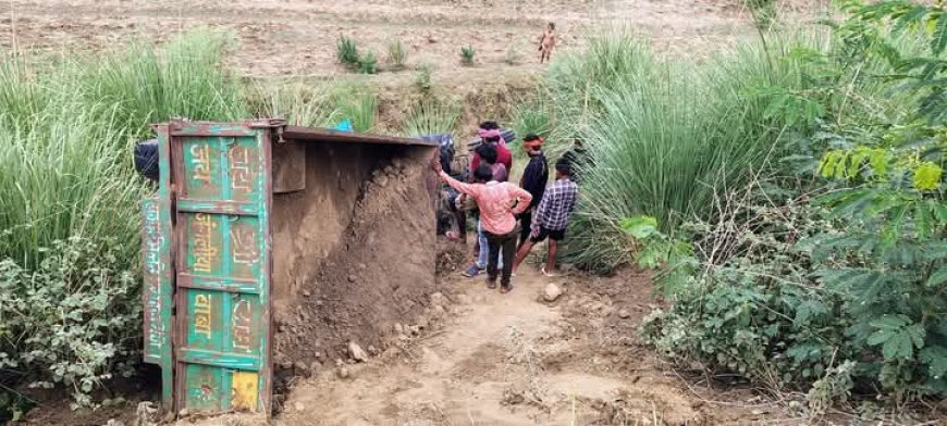 वाजिदपुर के पास बीएसटी बंधे से मिट्टी लदा ट्रैक्टर पलटा, चालक की दर्दनाक मौत