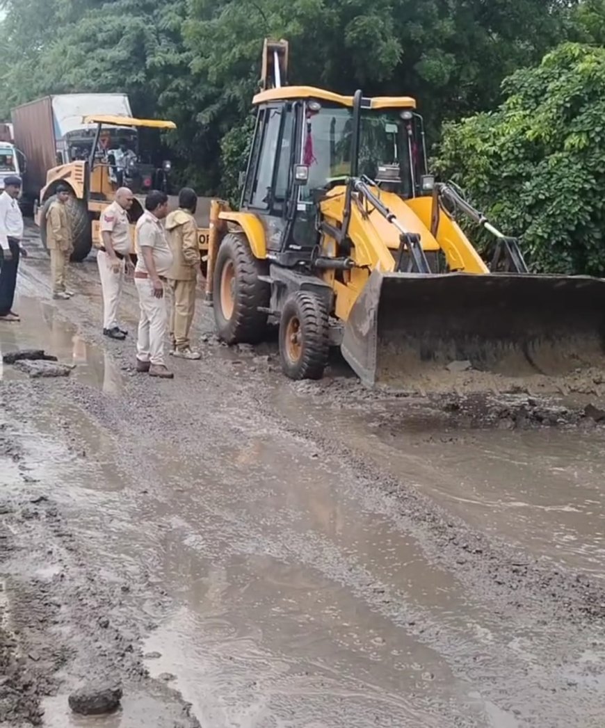 ट्रैफिक पुलिस ने बनीपुर चौक सर्विस लेन पर बने गहरे गड्ढों को भरवाकर ट्रैफिक किया गया सुचारू