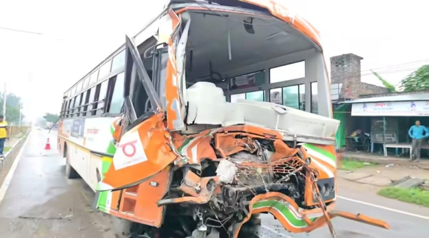 खड़े ट्रेलर में टकराई रोडवेज बस, चालक की मौत 